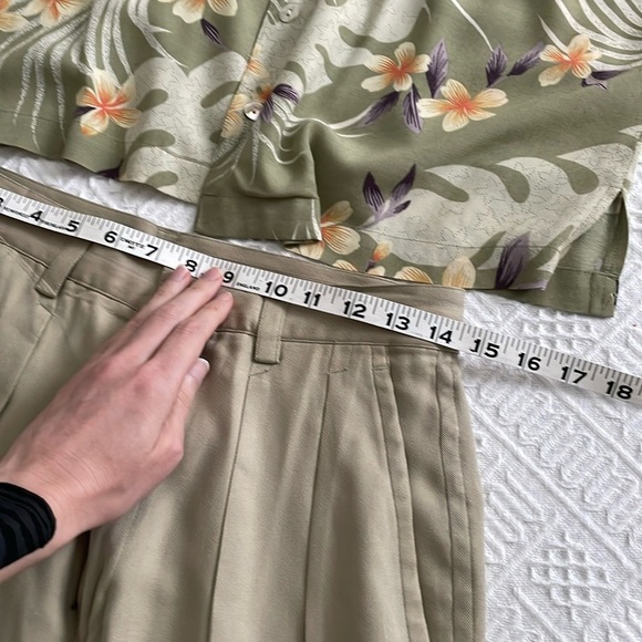 2 pc 100% silk Tommy Bahama floral Hawaiian Shirt Beige high rise Shorts Set - Picture 6 of 15